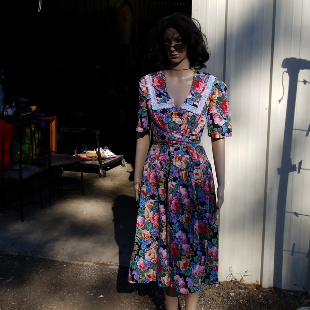010# Center lsle woman's dress